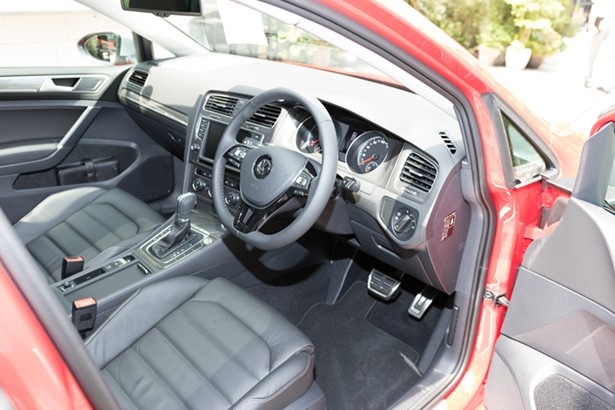 とてもスポーティーな運転席。写真のレザーシートはオプション(29万1600円)