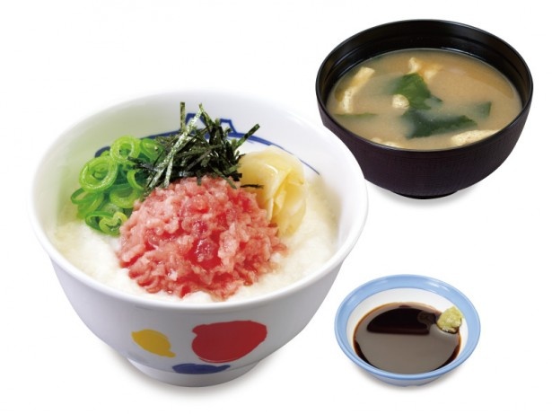 ｢山かけネギトロ丼｣(並・530円)。食欲がない日でも、喉をとおりやすいさっぱりしたメニュー。みそ汁のサービス付