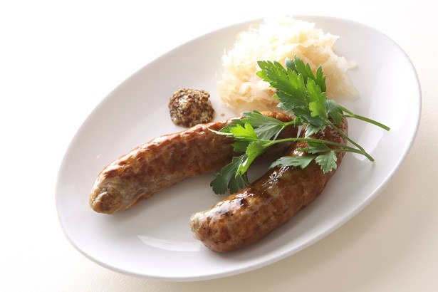 シンプルに焼き上げた「グリル・ブラッツ(プレミアムソーセージ)」(700円)はオリジナルとスパイシーがセットで楽しめる