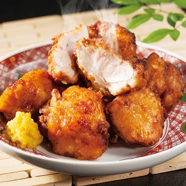 水炊き専門店・とり田の「とり田特製から揚げ 」(むね100g/324円、もも100g/389円)。アツアツの揚げ立てをほおばろう