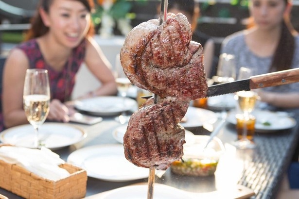 【写真を見る】ブラジル名物のシュラスコも味わえる