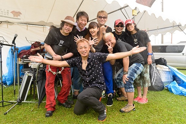 写真中央、声援団メンバーと一緒に写っているのがまるごみJAPAN代表、DJ KOUSAKU