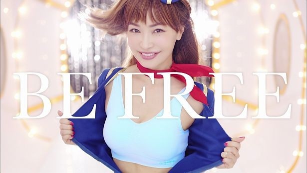「genie bra Air(ジニエブラエアー)」の新CM「BE FREE」編で大胆な姿を披露する平子理沙