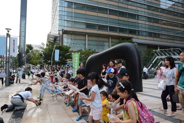 夏休み中のたくさんの子どもたちも打ち水に参加！※写真は昨年の様子