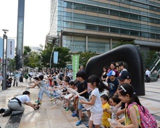 「六本木打ち水大作戦」東京ミッドタウンで開催！
