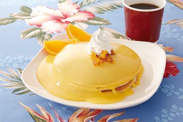 甘酸っぱいパッションフルーツソースがたっぷり！ホノルル食堂の「リリコイパンケーキセット(ドリンク付き・1381円)