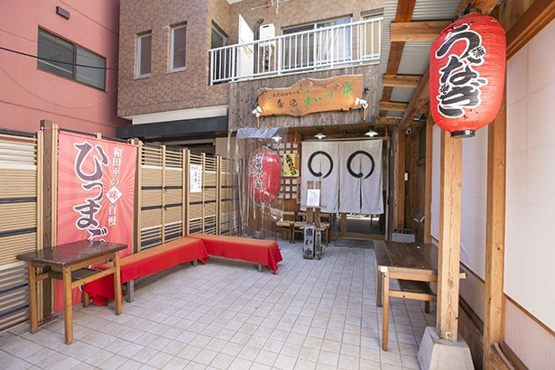 雷門からすぐの和田平 浅草本店へは、浅草寺の仲見世を冷やかしながら訪れるのも一興