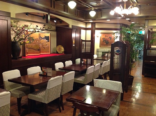 うなぎ やっこの大正浪漫を思わせる趣ある店内。歴史情緒を感じながら江戸前の職人技を堪能したい