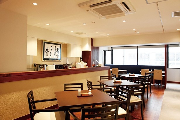 浅草うな鐵 浅草本店は、ジャズが流れるモダンな雰囲気の中、スカイツリーや隅田川を見ながら食事を楽しめる