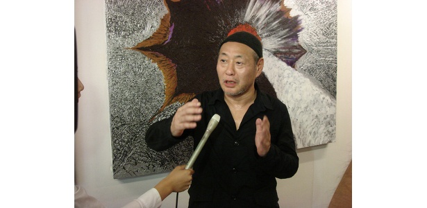 インタビューで、イベントや横浜に対する思いを語る