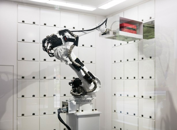 【写真を見る】フロントには有料ロッカーがあり、荷物搬入口に荷物を入れるとロボットがロッカーに収納してくれる
