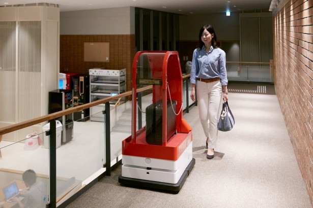 荷物を運ぶポーター役もロボットが担う。荷物を乗せて客室番号を入力すると、ポーターロボットが客室まで運んでくれる