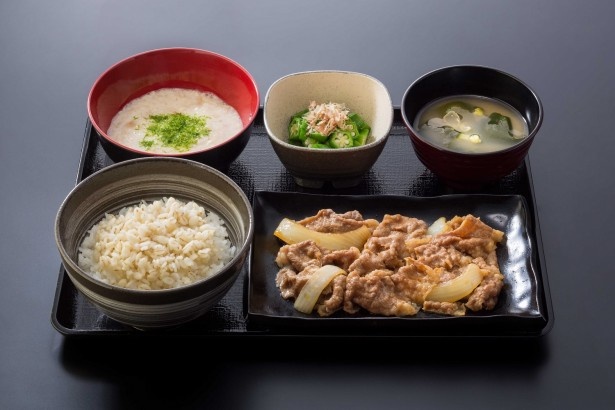 とろろと牛皿を組み合わせて“がっつりヘルシー”な｢麦とろ牛皿御膳｣(580円)。さっぱりとした味わいで食が進む