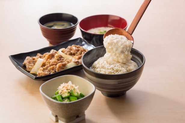 【写真を見る】さくさくした食感も楽しめるとろろ、オクラとネバネバ食材で体も喜ぶ！ 650kcal