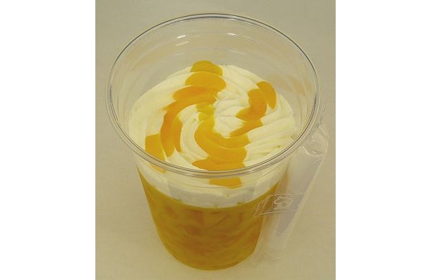 添付のストローで飲む。マンゴープリン＆ゼリーとホイップクリームが口の中でミックスされ絶妙！