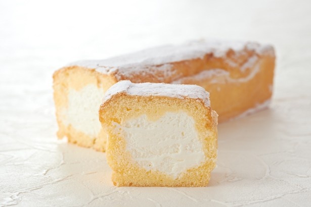 【写真を見る】1度は食べてみたい、生地はふわふわ、生クリームぎっしりの「生パウンドケーキ」(1,200円)