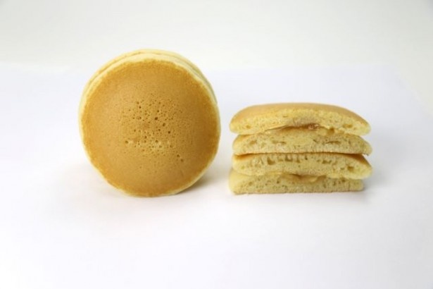 【写真を見る】蜂蜜との相性抜群！ふわふわもっちり食感の「パンケーキ(はちみつ＆マーガリン)」(125円)