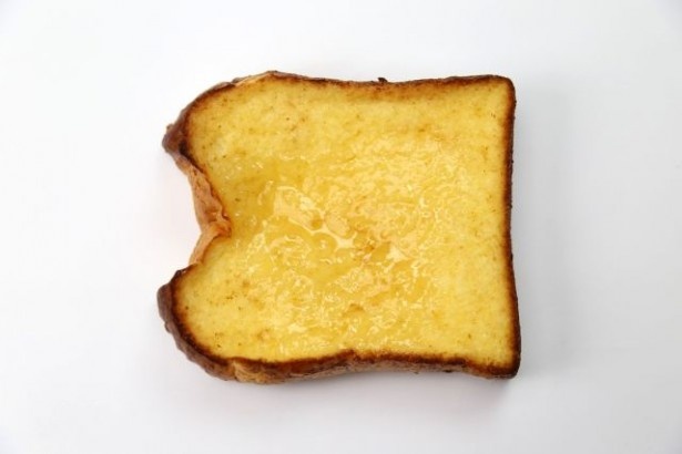 ふんわり食感の食パンにれんげ蜂蜜ソースが染み込んだ「はちみつフレンチ」(140円)