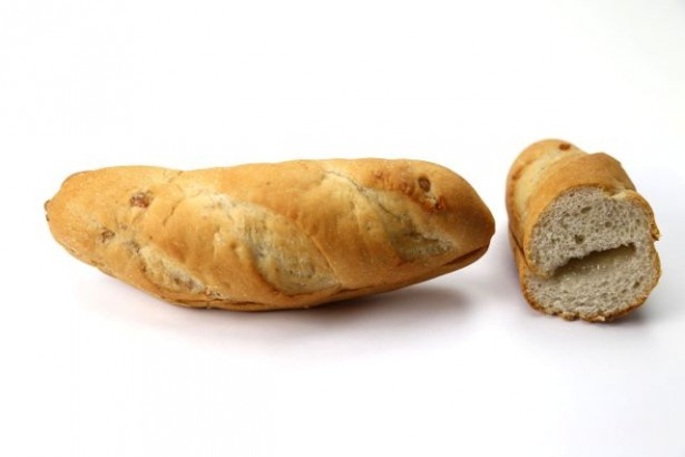 「くるみフランス(はちみつ)」(120円)はくるみ入りのフランス生地パンにれんげ蜂蜜ソースをサンド