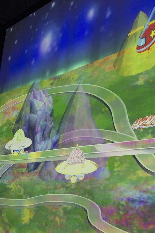 「チームラボアイランド  学ぶ！―未来の遊園地―」 のアトラクションのひとつ、書いた絵が3Dで動く「お絵かきタウン」