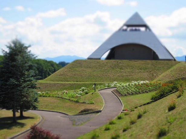 「パッチワークの路」をはじめ、ピラミッド型の展望台がある「北西の丘展望公園」から丘陵地帯の全景が一望できる