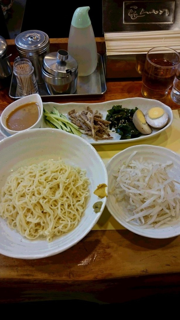 ごまだれ冷やし中華850円は、1日20食の限定メニュー。具だくさんでボリュームたっぷり