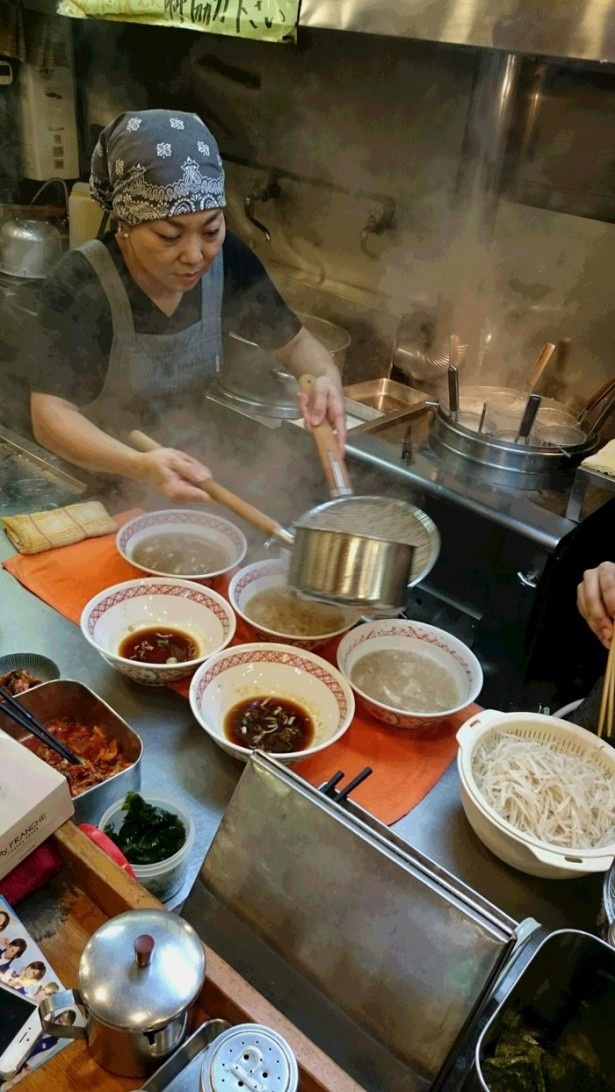 手際よく9人分のラーメン・冷やし中華を盛り付けてくれるおかみさん