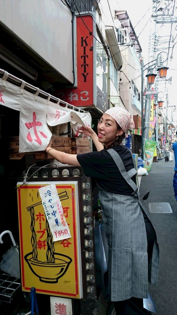 お店の人と同じTシャツ、エプロン、バンダナでなじむ森本さん