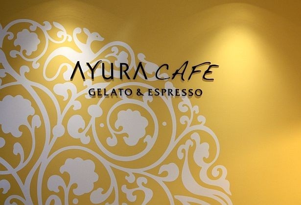 2階に併設されたAYURA CAFE