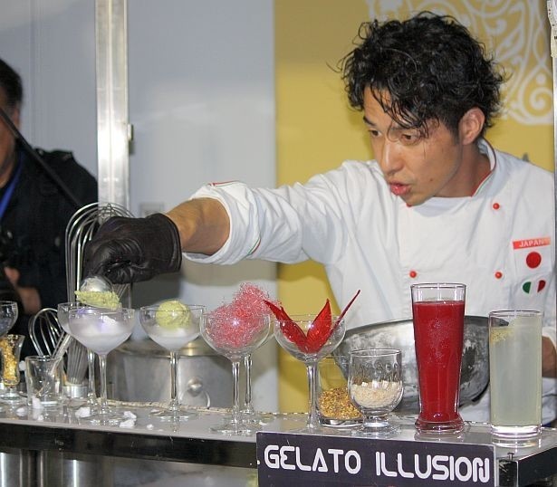セレモニーでは、AYURA CAFEでジェラートを提供する“ジェラートの貴公子”柴野大造さんが実演
