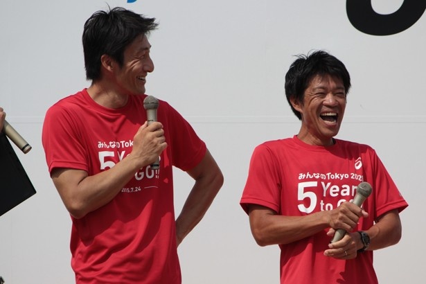 朝原宣治(左)さん「バトンがどこに行ったか、気にしませんでしたね」とメダリストならではの爆笑エピソードを披露