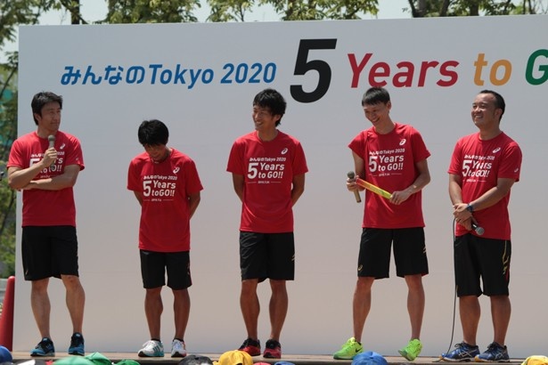 「行方不明になってしまったバトンは北京五輪のスタッフがあとから届けてくれました」と土江寛裕(右)さんが説明