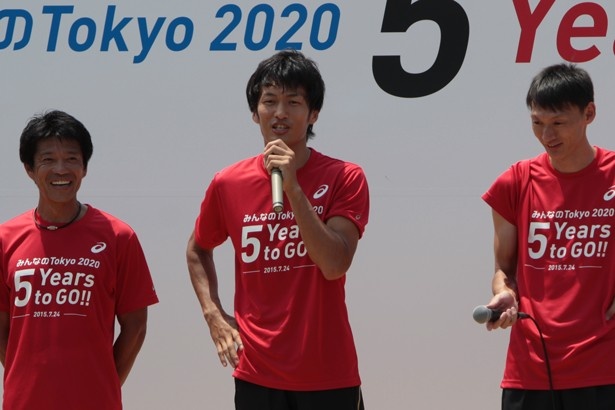 「好きな人は誰ですか？」という子どもから質問に「僕は今日の参加者の中で唯一独身です！」と張り切って答える齋藤仁志さん(中央)