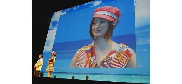 上戸さんは壇上には夏らしい姿で登場