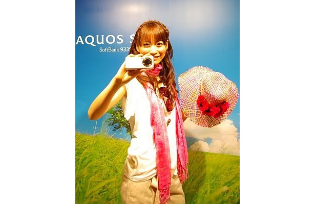1000万画素CCDカメラ搭載！シャープ「AQUOS SHOT 933 SH」
