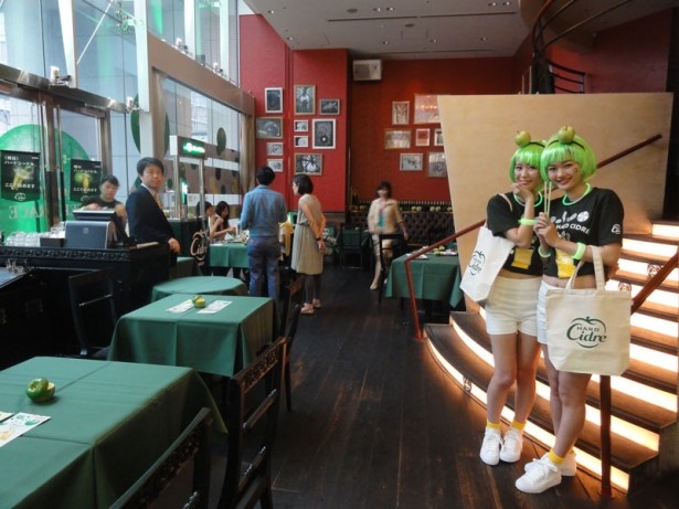 店内は緑とリンゴで飾られている