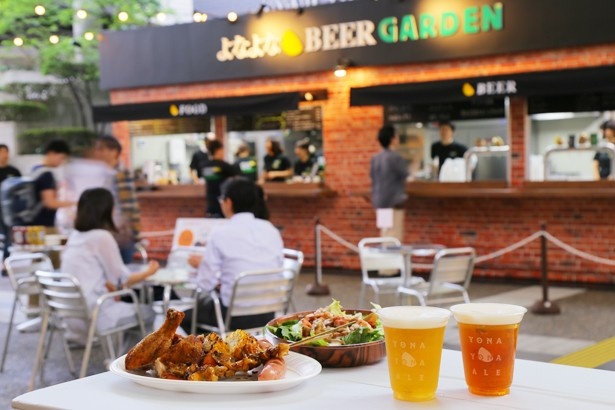 【写真を見る】夜風を感じながら、ビールやグリル料理を楽しもう