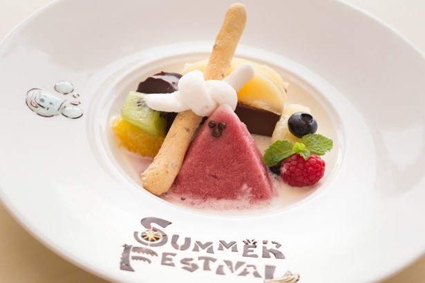 「ホワイトセサミケーキ ピーチとヨーグルトスープ ハスカップシャーベット添え」は、ねじり鉢巻きをイメージしたマシュマロがユニーク！