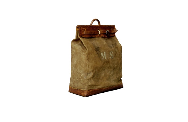 1901〜10年ごろの「スティーマーバッグ」。洗濯物入れからキャリーオールとしても使用された