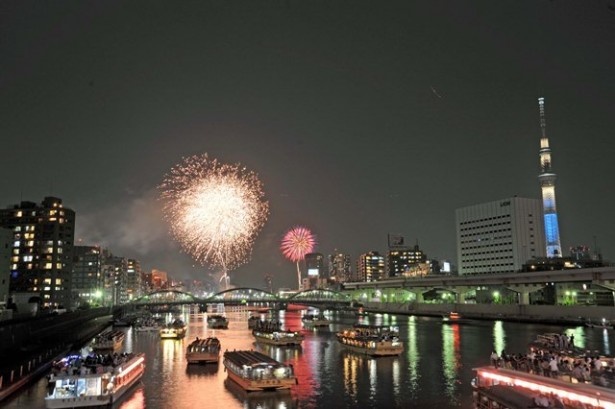 「第38回隅田川花火大会」第一会場では、大会の目玉でもある計200発の花火コンクール玉を含む約9350発が、第二会場ではスターマインなど約1万650発が花開く