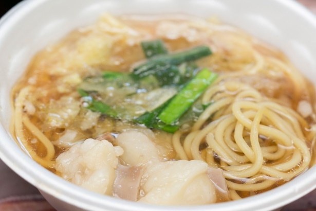 国産のホルモンがたっぷり入った食福亭味革の「ぷるるんもつ鍋ラーメン」(600円)。甘いモツはまるで生キャラメルのような口どけ