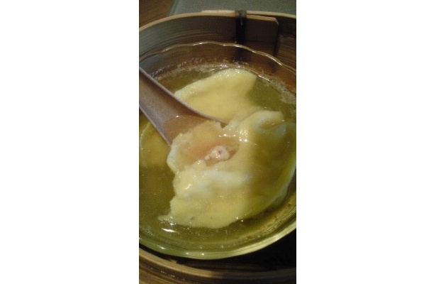 ふかひれスープ入り餃子は割って食べるとあんに入っているスープの素が溶け出すので、食べるごとに味が変わっていくのだ！