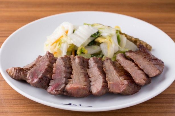 牛たん炭焼利久は、熟成した肉厚の牛タンを炭火で焼く仙台の名物店。北九州初出店だ