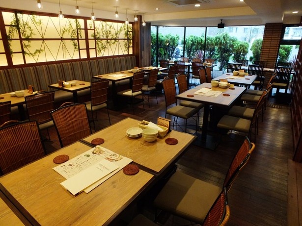 【写真を見る】明るく落ち着いた雰囲気の店内