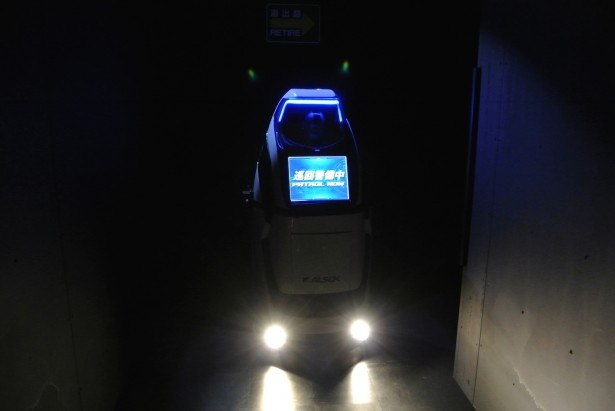 ステージ内を巡回するALSOKの自律走行型警備ロボット。記者らは彼らに発見されゲームオーバーに。逃れるのは至難の技だ