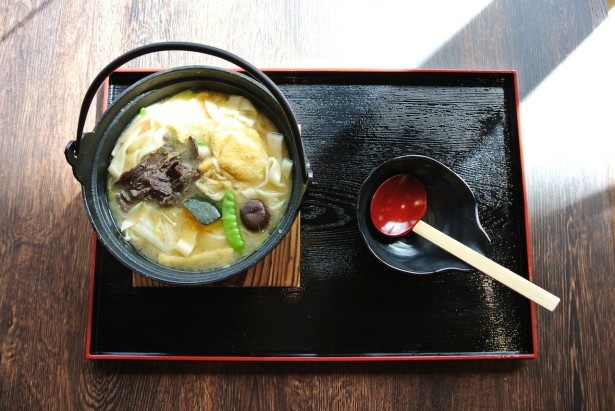 写真の「武田騎馬隊ほうとう」(1300円)をはじめとし、数種のほうとうが味わえる。ボリューミーなので、友人とシェアするのもおすすめ