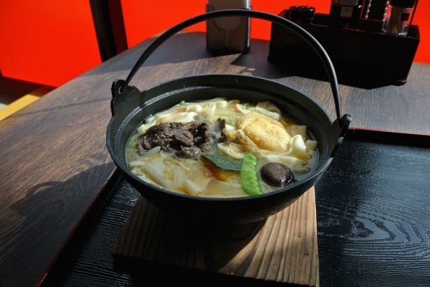 「武田騎馬隊ほうとう」(1300円)は馬肉やカボチャ、ネギなどの野菜が贅沢！もちもちの太麺と、肉野菜の旨味が凝縮された白味噌スープがよく合う