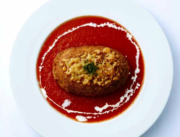 8階赤クマ食堂では、勇知いもの焼きコロッケが味わえる「アンデスレッドの薄いコロッケ チーズ焼きトマトソース」(980円、パンかライス、スープ付き)などのコラボメニューを提供