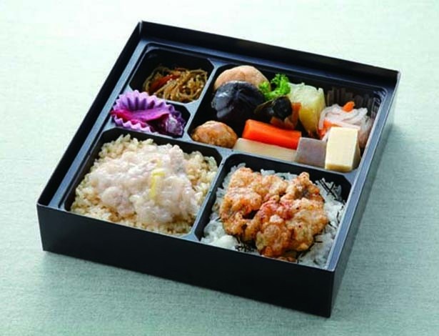 地下1階の雅で販売する「北の味わい御前」(1080円) 。サチク麦王をジンギスカン風味とゆずあんかけ、2つの味わいで楽しめる
