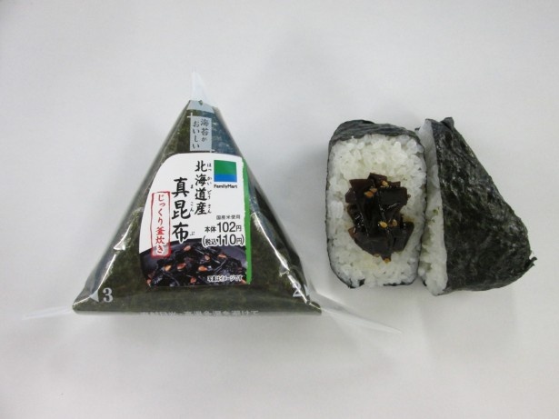 ｢手巻 北海道産真昆布｣(110円)。じっくり釜で煮込み、仕上げに醤油を加えたことで香りが引き立つ。カットサイズを大きくして食感が改良された
